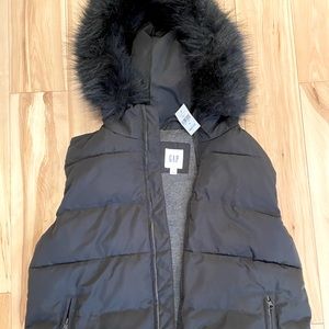 Women’s puffy black vest with fur trim hood